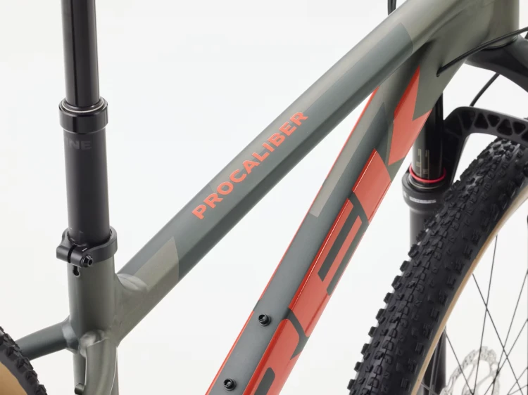 RoweryTrek/RowerMTBTrek/RowerProcaliber8/TrekProcaliber8MatteMercuryLithiumGrey/3.webp